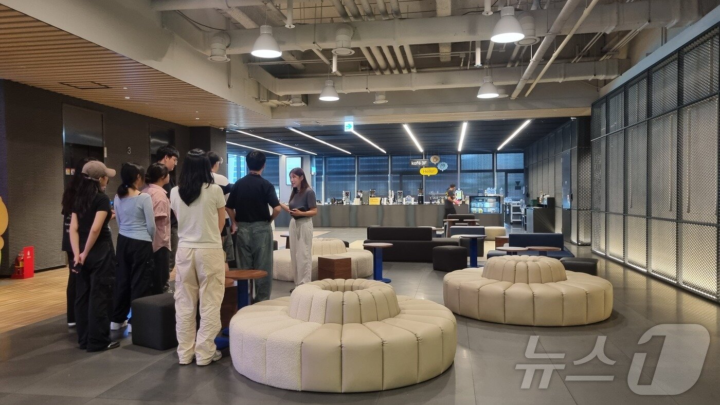 본문 이미지 - 8일 경기 성남시 분당구 카카오 판교아지트에서 '2024 뉴스1 대학생 미래포럼'에 참가한 대학생 28명이 사내카페 소개를 듣고 있다. 2024.8.8./뉴스1 ⓒ News1 손엄지 기자