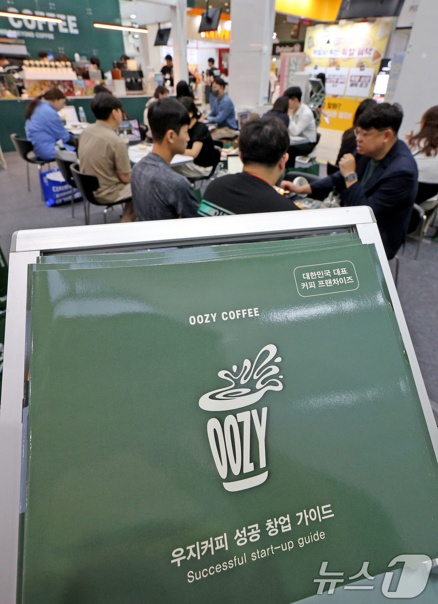 (서울=뉴스1) 장수영 기자 = 8일 오전 서울 강남구 코엑스에서 열린 '제74회 프랜차이즈창업박람회 2024'에 참여한 커피 업체 관계자들이 예비창업자들에게 창업 설명을 하고 있 …