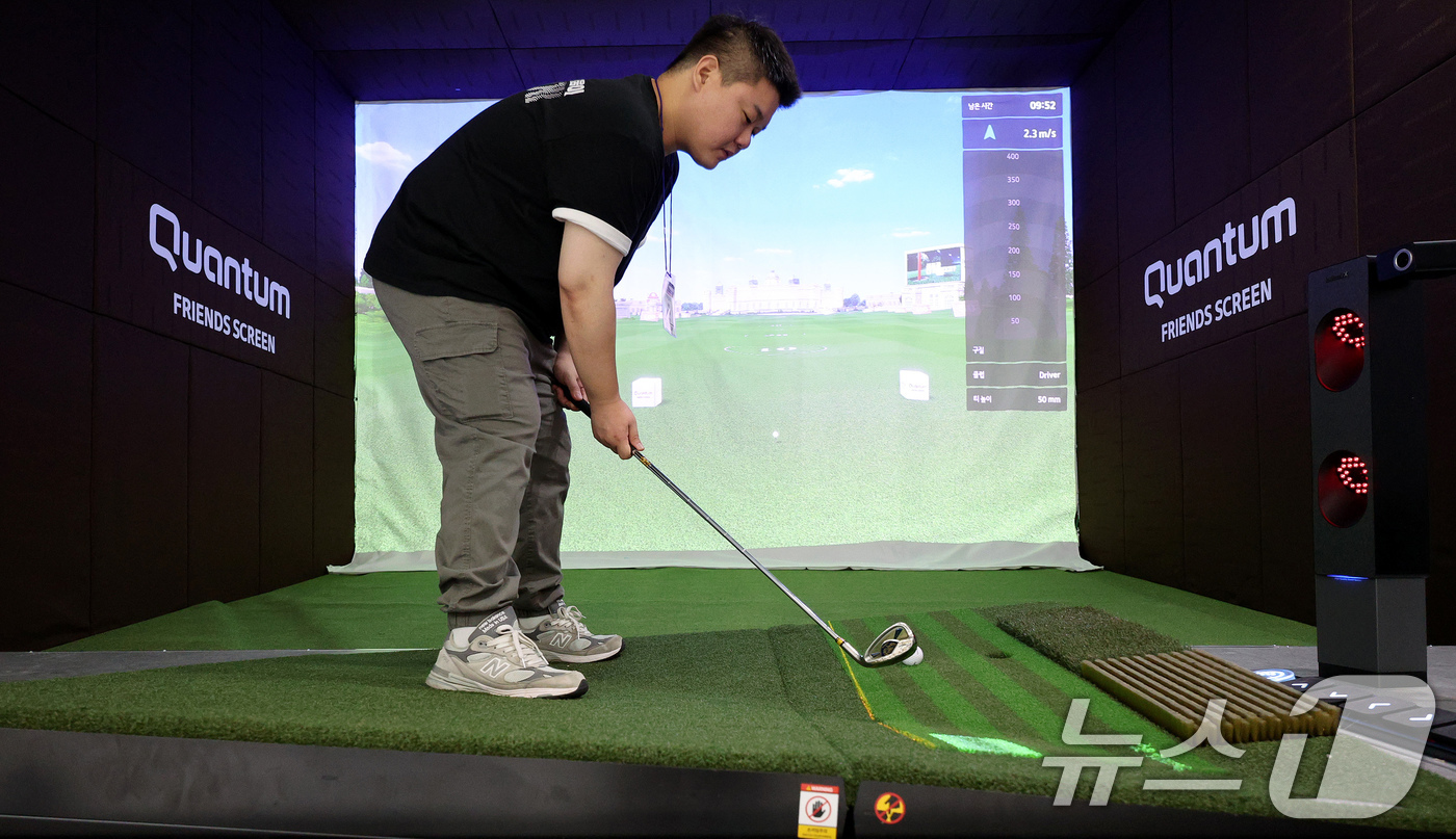 (서울=뉴스1) 장수영 기자 = 8일 오전 서울 강남구 코엑스에서 열린 '제74회 프랜차이즈창업박람회 2024'에 참여한 스크린 골프 업체 관계자가 환경에 따라 바닥 모양이 변하는 …