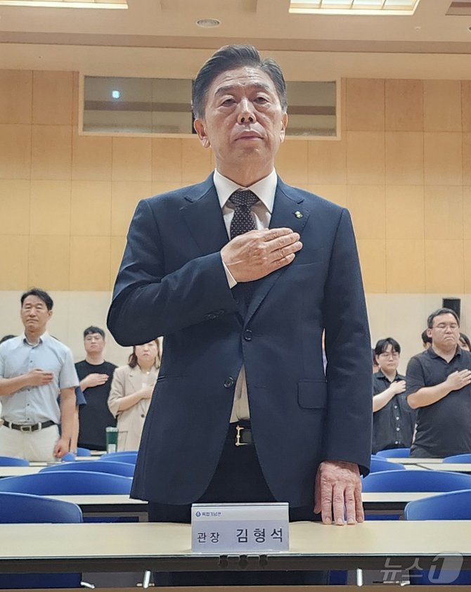 본문 이미지 - 8일 충남 천안 독립기념관 컨벤션홀에서 열린 취임식에서 김형석 신임 관장이 국기에 대한 경례를 하고 있다. 2024.8.8/뉴스1 ⓒ News1 이시우