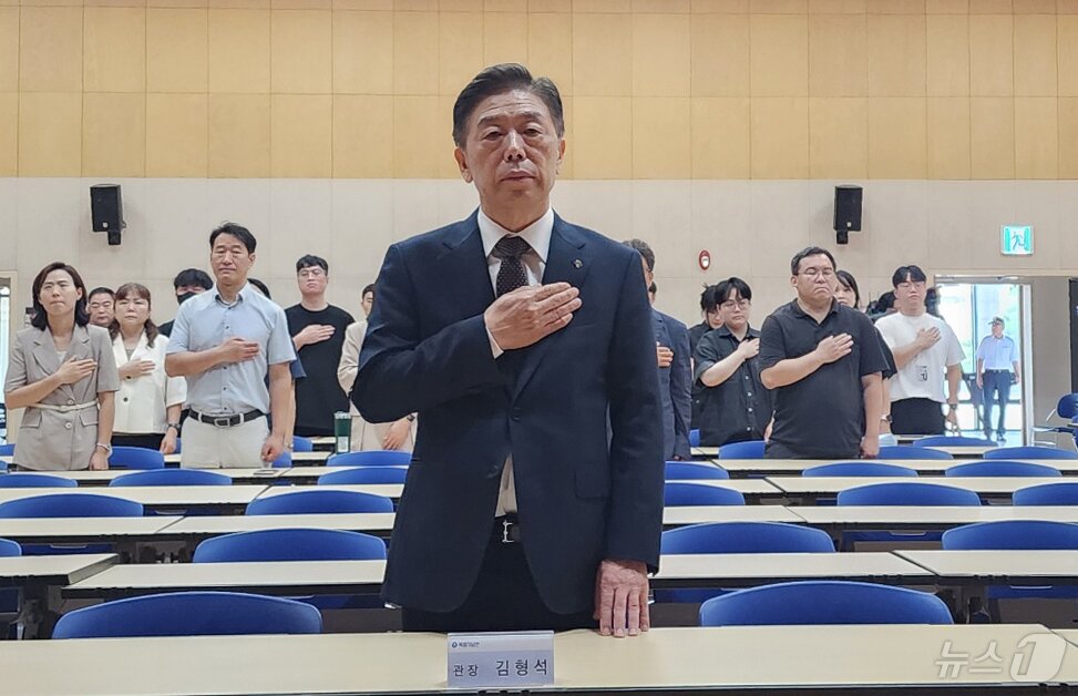 본문 이미지 - 8일 충남 천안 독립기념관 컨벤션홀에서 열린 취임식에서 김형석 신임 관장이 국기에 대한 경례를 하고 있다. 2024.8.8/뉴스1 ⓒ News1 이시우