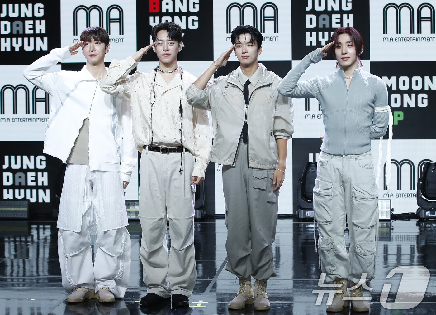 본문 이미지 - B.A.P 출신 방용국&정대현&유영재&문종업이 8일 강남구 일지아트홀에서 첫 EP 앨범 'CURTAIN CALL' 쇼케이스에서 포즈를 취하고 있다. 2024.8.8/뉴스1 ⓒ News1 권현진 기자