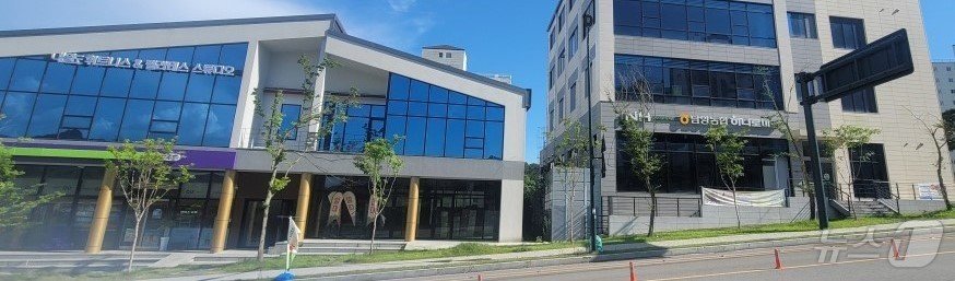 본문 이미지 - 전남 담양 담빛마을의 편의점 개점을 두고 업체간 갈등이 빚어지고 있다. 기존 CU편의점(좌측)이 지난 6월 29일 개점한 데 이어 인근 담양농협 담빛점에 이마트24 편의점이 개점 예정이다.2024.8.8./뉴스1 ⓒ News1 서충섭 기자