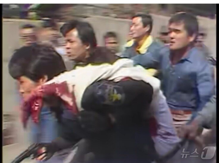 본문 이미지 -  경찰이 쏜 총을 맞고 쓰러진 지강헌을 형사들이 급히 병원으로 옮기는 모습. &#40;KBS 갈무리&#41; ⓒ 뉴스1