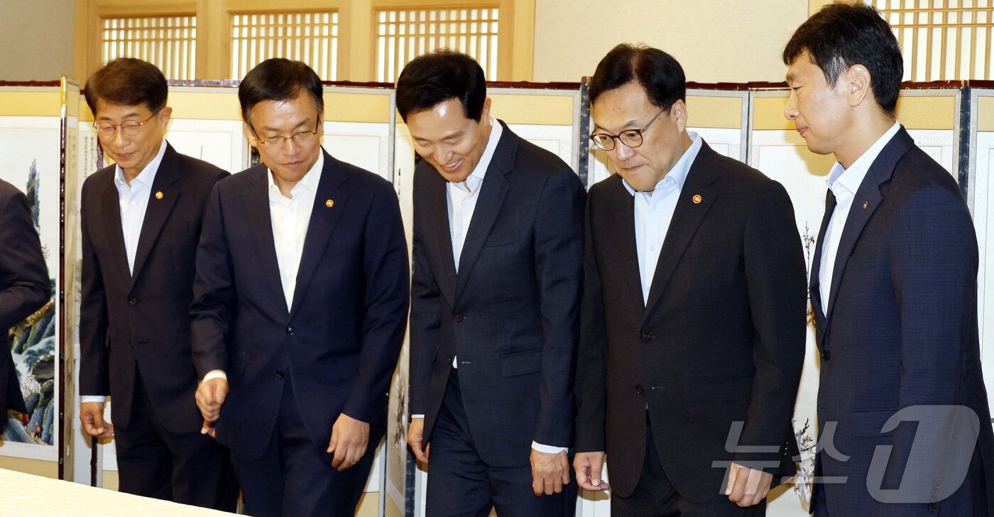 본문 이미지 - 최상목 경제부총리 겸 기획재정부 장관이 8일 서울 종로구 정부서울청사에서 열린 주택시장 안정화를 위한 부동산 관계장관회의에서 박상우 국토교통부 장관, 김병환 금융위원장, 오세훈 서울시장, 이복현 금감원장과 함께 기념촬영을 한 뒤 자리로 향하고 있다. &#40;공동취재&#41; 2024.8.8/뉴스1 ⓒ News1 허경 기자