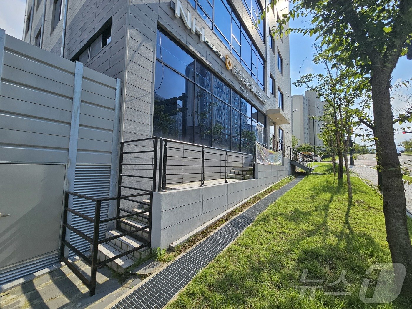 본문 이미지 - 전남 담양농협이 지난 7월 29일 담배소매인 인허가를 앞두고 인근 진출입로에 철제 펜스를 설치했다. 펜스가 없던 기존에는 인근 편의점과의 거리가 20m에 불과해 담배소매인 인허가를 받을 수 없었다.2024.8.6./뉴스1 ⓒ News1 서충섭 기자