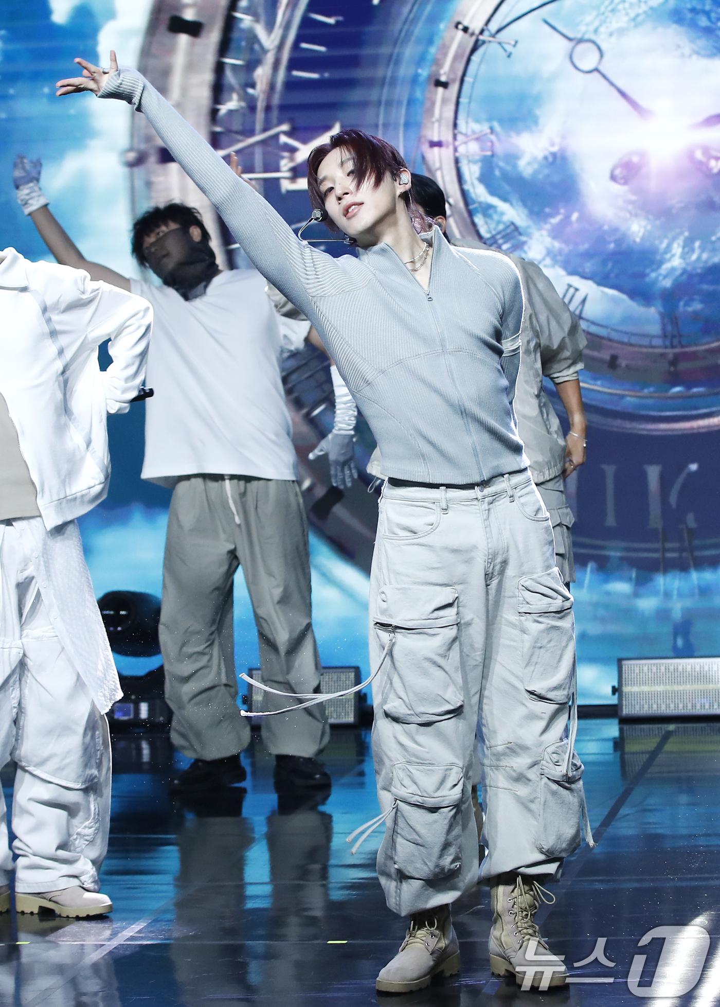 (서울=뉴스1) 권현진 기자 = B.A.P 출신 문종업이 8일 강남구 일지아트홀에서 첫 EP 앨범 'CURTAIN CALL' 쇼케이스에서 ‘Gone’을 열창하고 있다. 2024.8 …