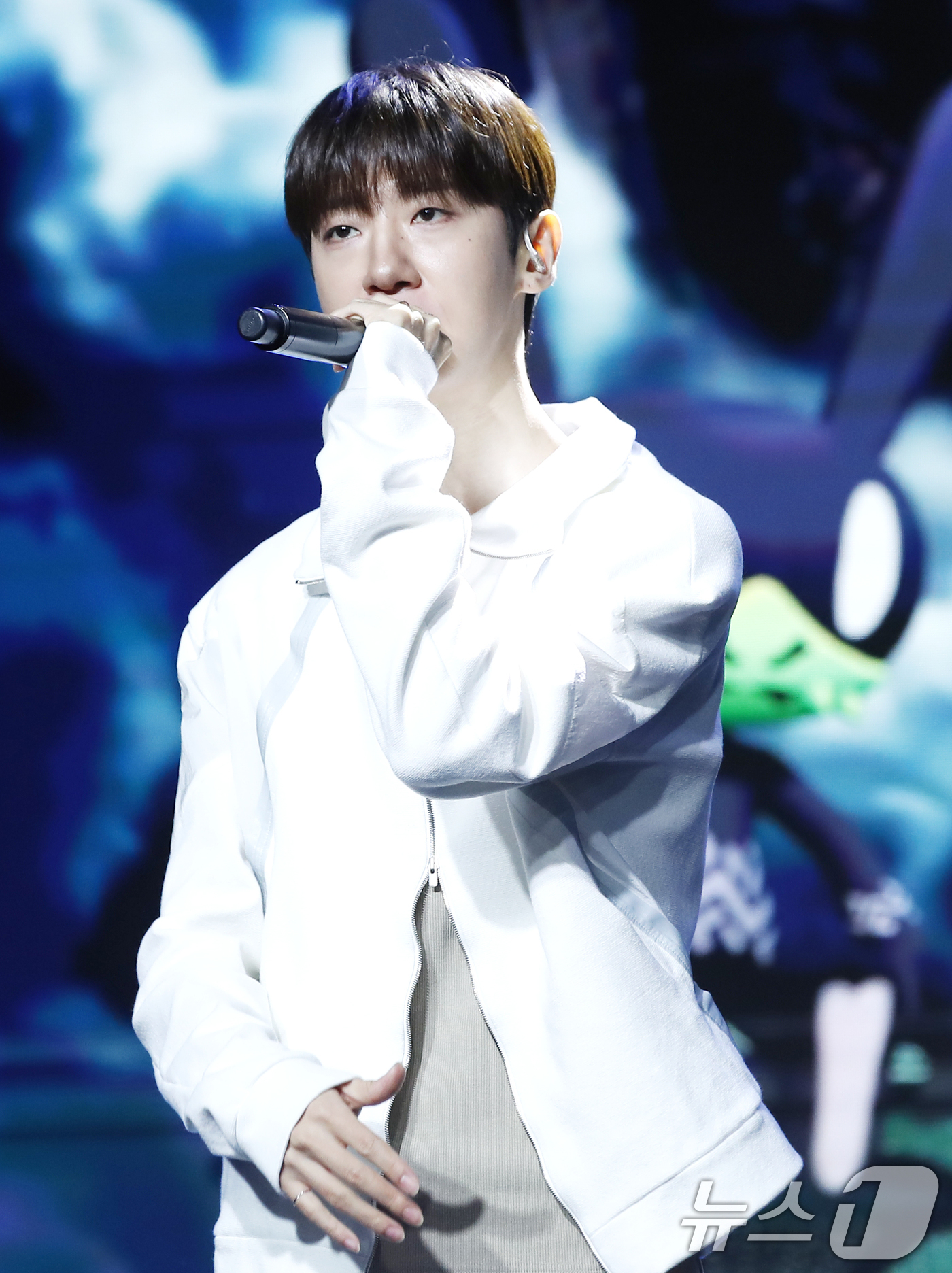 (서울=뉴스1) 권현진 기자 = B.A.P 출신 방용국이 8일 강남구 일지아트홀에서 첫 EP 앨범 'CURTAIN CALL' 쇼케이스에서 ‘Gone’을 열창하고 있다. 2024.8 …