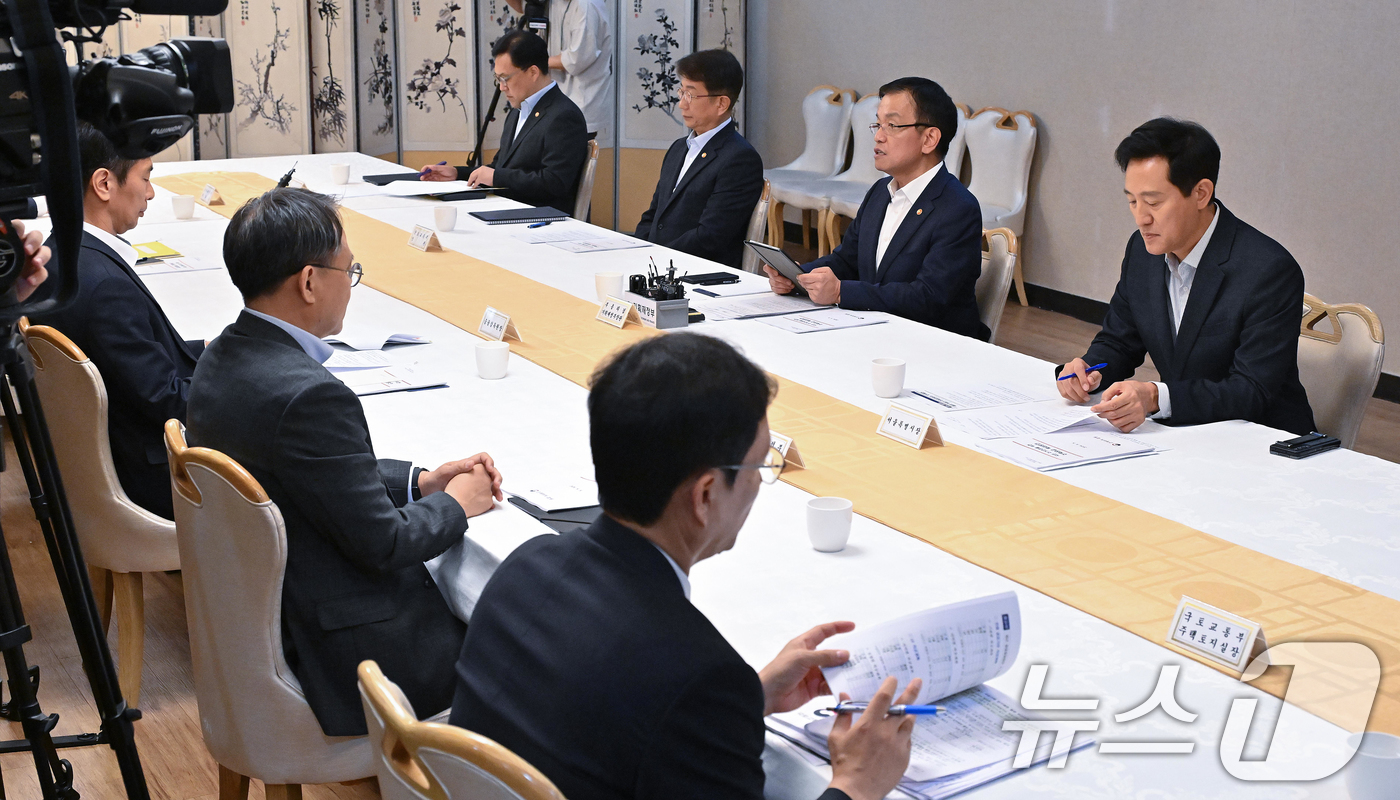 (서울=뉴스1) 허경 기자 = 최상목 경제부총리 겸 기획재정부 장관이 8일 오후 서울 종로구 정부서울청사에서 열린 부동산관계장관회의에 참석해 발언을 하고 있다. (공동취재) 202 …