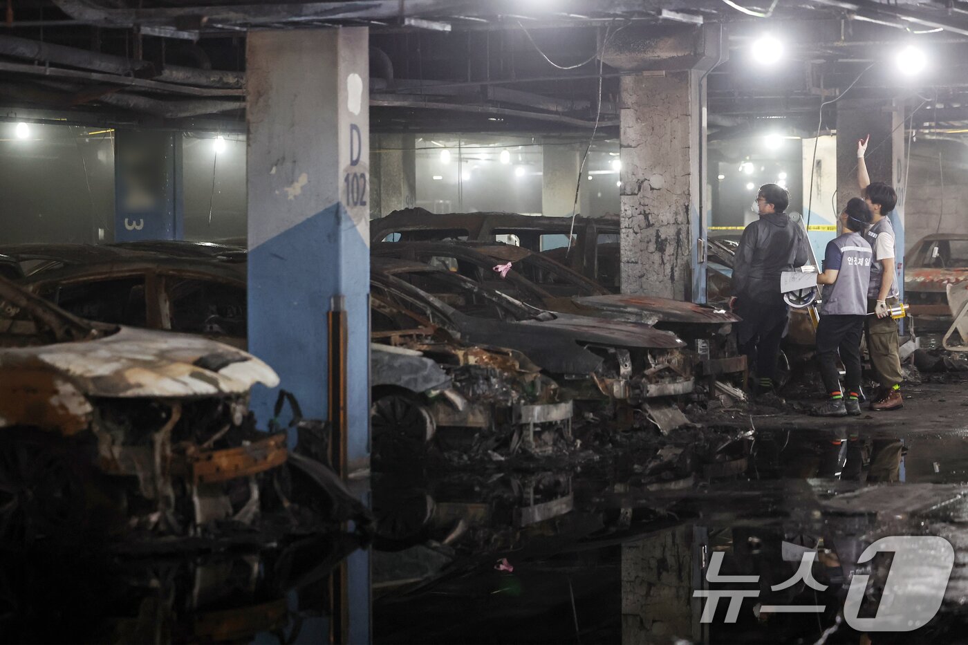 본문 이미지 - 8일 인천 서구 청라동의 한 아파트 단지 지하주차장에 주차된 차량들이 지난 1일 발생한 전기차 화재 사고로 인해 불에 타 검게 그을려 있다. 2024.8.8/뉴스1 ⓒ News1 민경석 기자