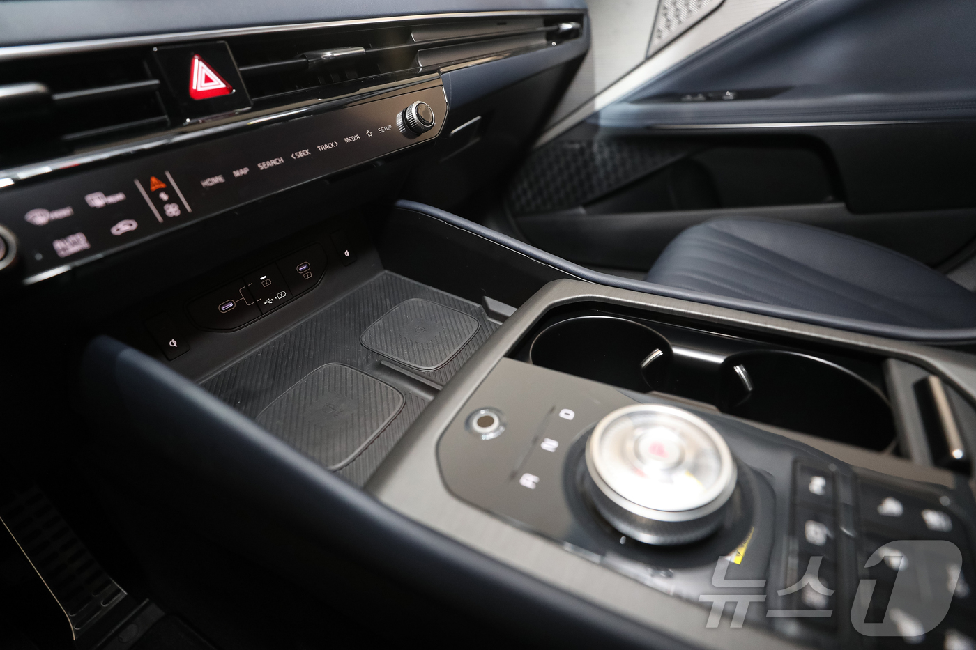 (서울=뉴스1) 이승배 기자 = 지난 8일 오전 서울 강남구 앤헤이븐에서 열린 기아 '더 뉴 K8' 미디어데이에서 K8 차량이 공개되고 있다.더 뉴 K8은 지난 2021년 4월 첫 …