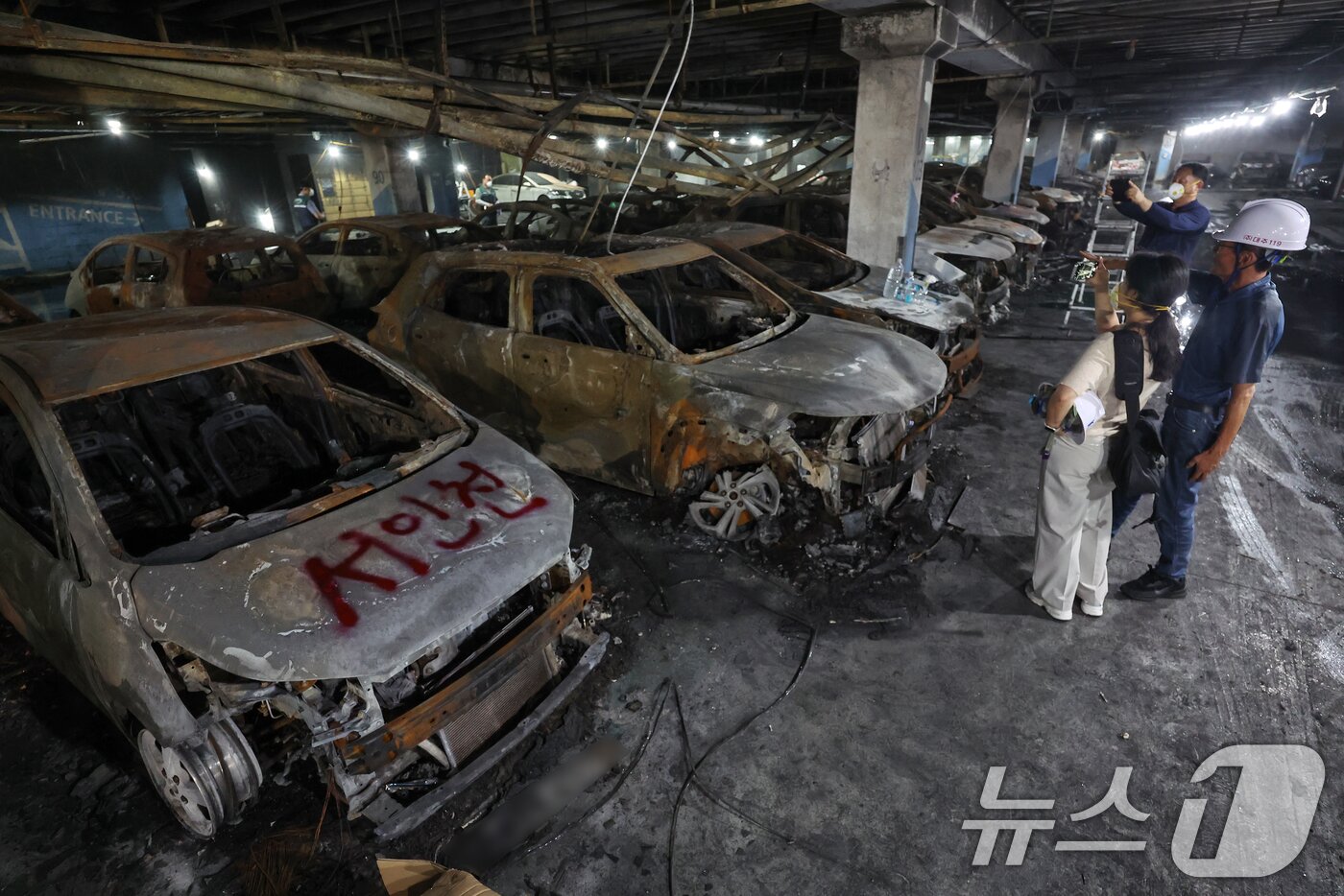 본문 이미지 - 지난해 8월 인천 서구 청라동의 한 아파트 단지 지하주차장에서 발생한 전기차 화재 사고로 인해 새까맣게 그을려 있다. 2024.8.8/뉴스1 ⓒ News1 민경석 기자