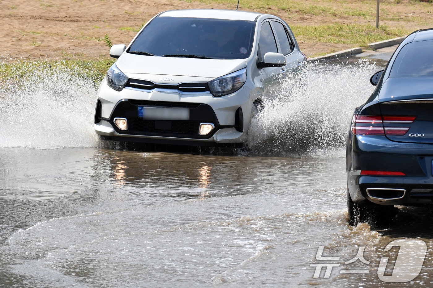 (포항=뉴스1) 최창호 기자 = 8일 오후 경북 포항시 북구 흥해읍 칠포해수욕장 해안도로 일부가 갑자기 쏟아진 소나기에 침수돼 운전자들이 불편을 겪고 있다. 2024.8.7/뉴스1 …