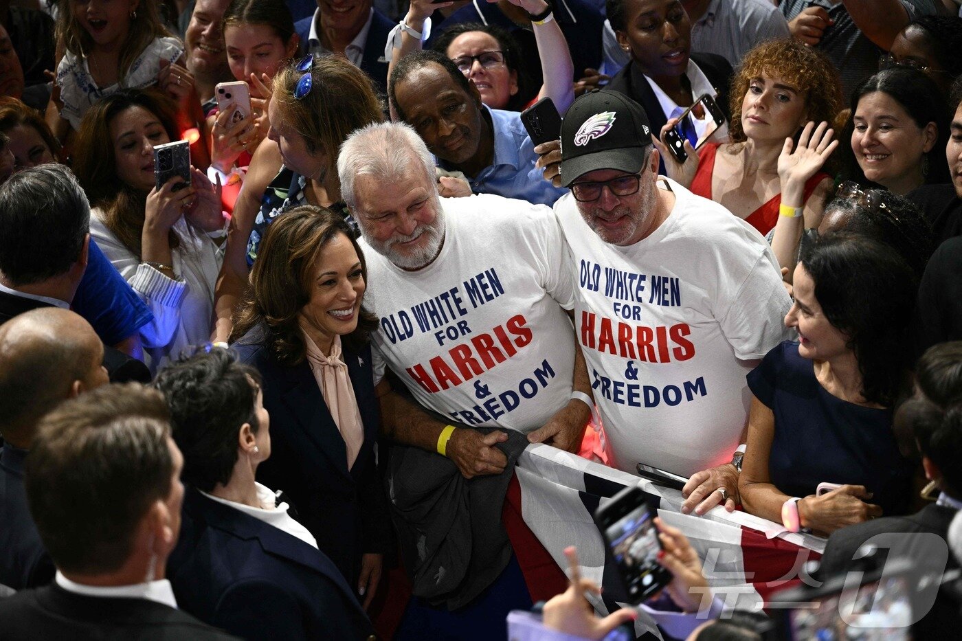본문 이미지 - 유세중인 카멀라 해리스와 팀 월즈 ⓒ AFP=뉴스1