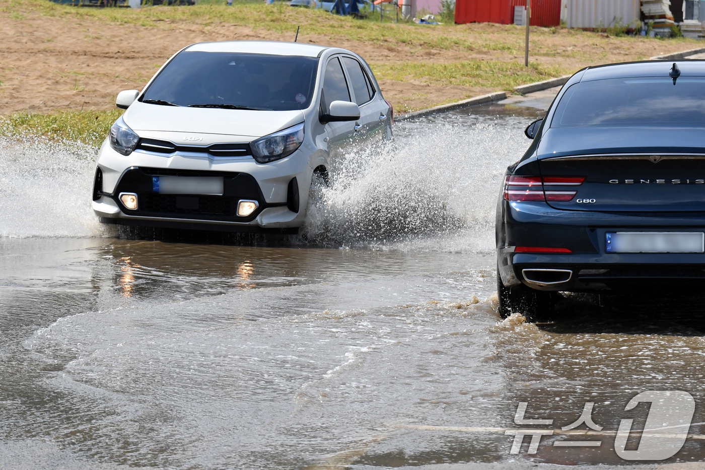 (포항=뉴스1) 최창호 기자 = 8일 오후 경북 포항시 북구 흥해읍 칠포해수욕장 해안도로 일부가 갑자기 쏟아진 소나기에 침수돼 운전자들이 불편을 겪고 있다. 2024.8.7/뉴스1 …