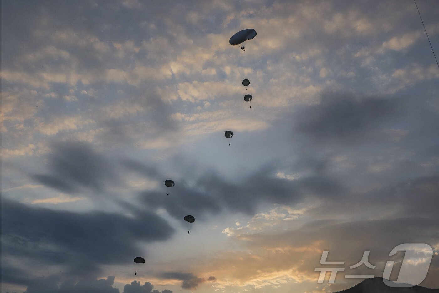 본문 이미지 - 육군사관학교가 생도들의 하계군사훈련을 지난 7월 1일부터 8월 9일까지 6주 간 육군사관학교를 비롯한 특수전학교, 과학화전투훈련단 등에서 학년별로 진행하고 있다고 8일 밝혔다. 사진은 3학년 생도들이 지난 7일 특수전학교에서 진행된 공수기본훈련을 하는 모습. &#40;육사 제공&#41; 2024.8.8/뉴스1