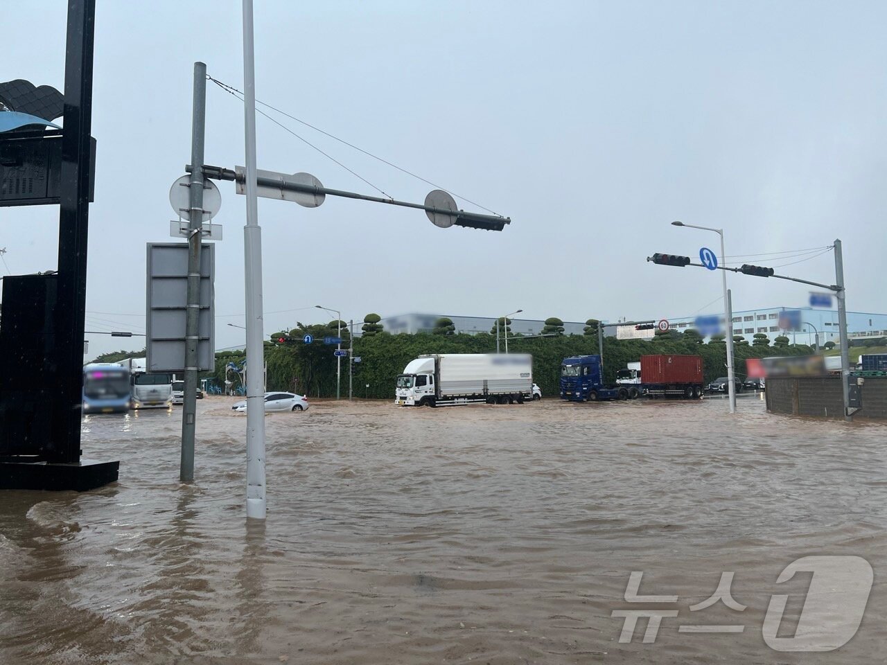 본문 이미지 - 8일 울산 매암사거리 호우 피해 상황.(울산경찰청제공)