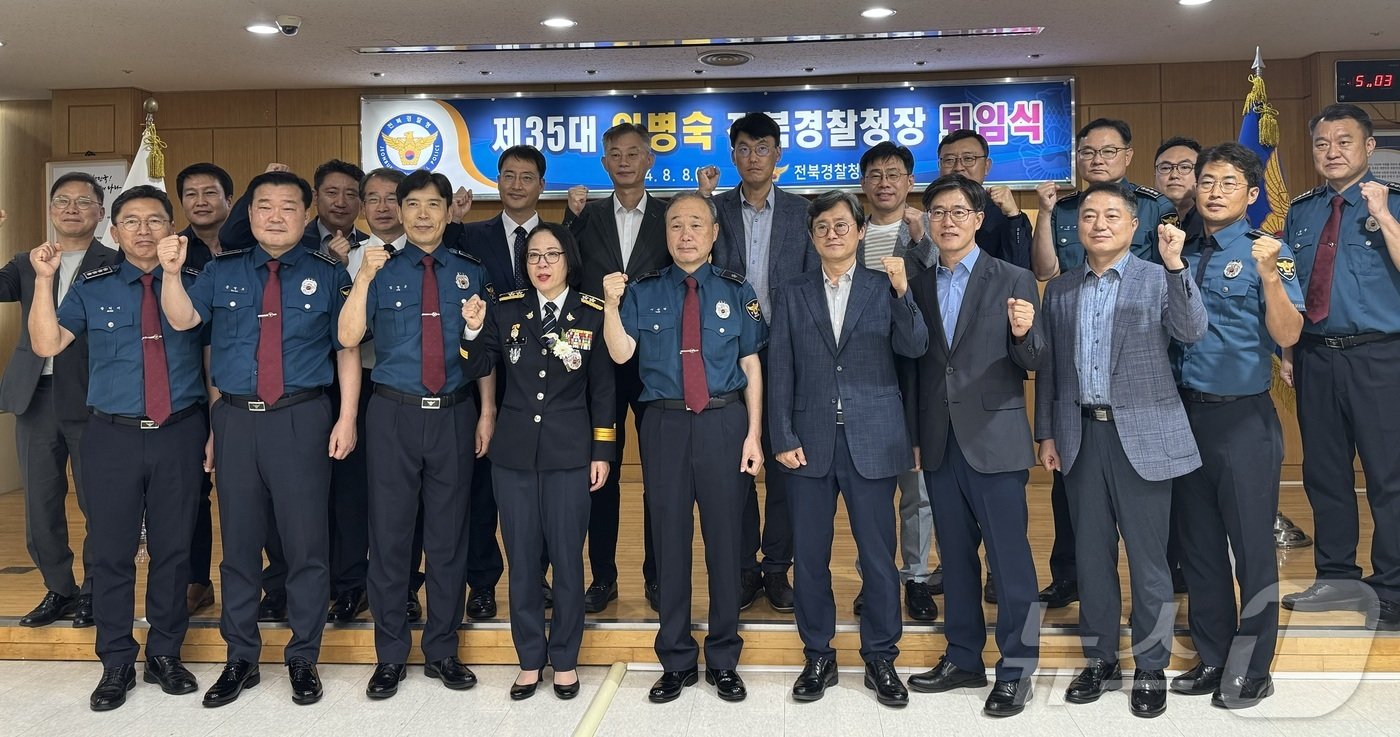 8일 명예퇴직한 임병숙 제35대 전북경찰청장이 전북청 지휘부들과 기념촬영하고 있다.2024.8.7/뉴스1 장수인 기자