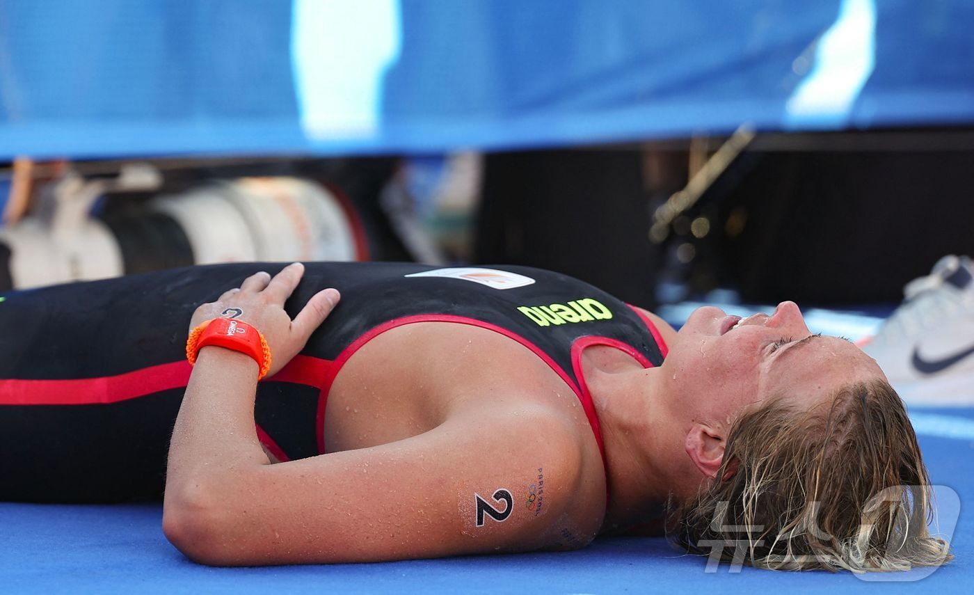 본문 이미지 - 수영 마라톤 여자부에서 1위로 골인한 판루벤달이 힘든 표정을 짓고 있다. ⓒ AFP=뉴스1