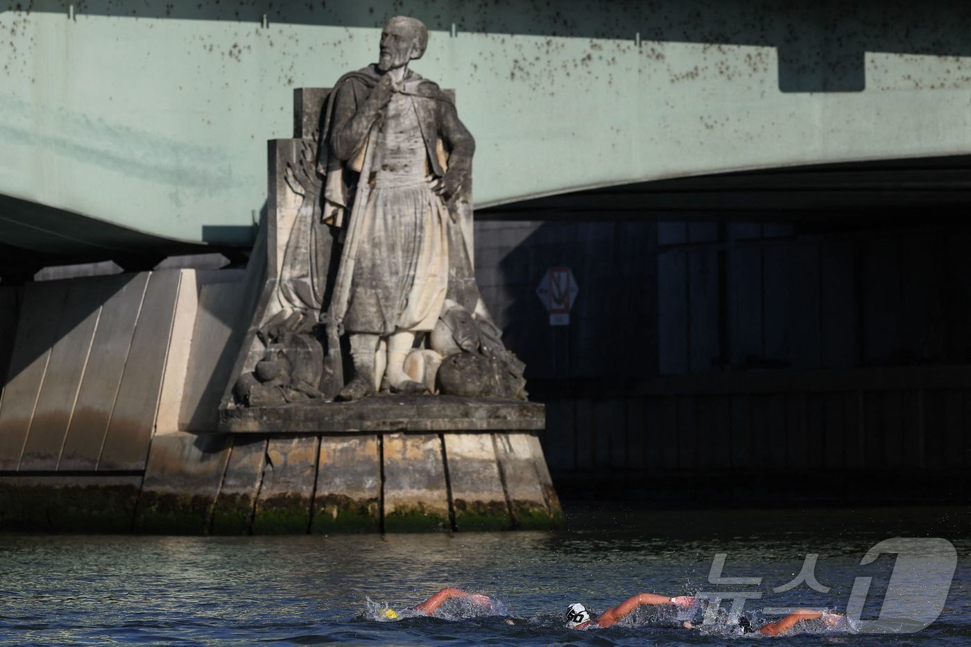 본문 이미지 - 센강에서 열린 오픈워터 스위밍. ⓒ AFP=뉴스1
