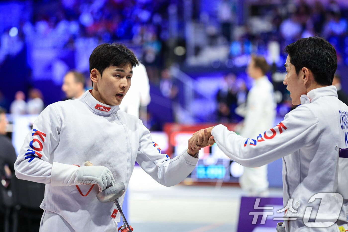 본문 이미지 - 대한민국 근대5종 국가대표팀 전웅태, 서창완 선수가 8일 오후&#40;한국시간&#41; 프랑스 파리 노스 파리 아레나에서 진행된 2024 파리올림픽 근대5종 펜싱 랭킹 라운드 영국과의 경기를 마친 후 서로 격려하고 있다. 2024.8.8/뉴스1 ⓒ News1 박정호 기자