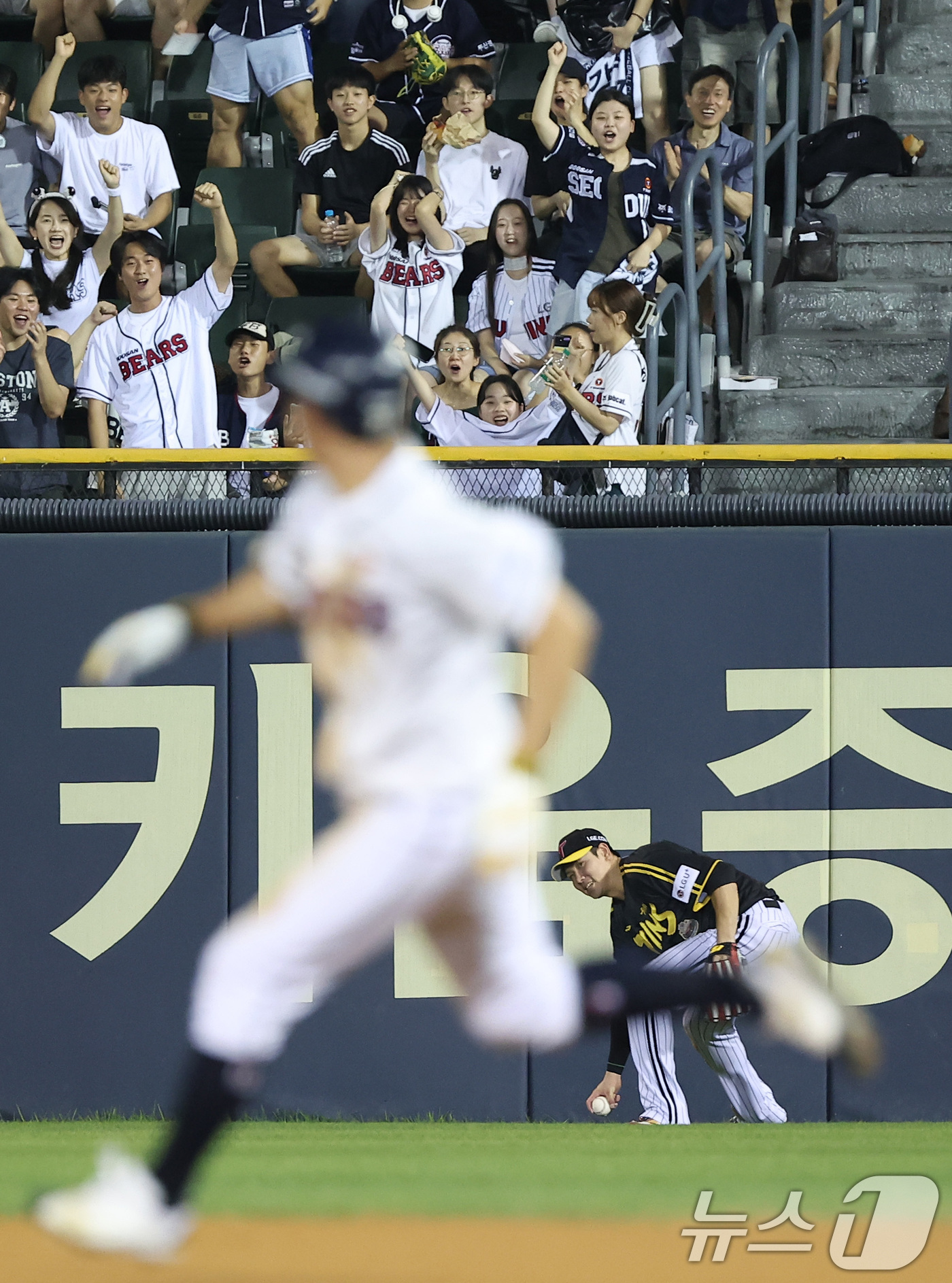 (서울=뉴스1) 김성진 기자 = 8일 오후 서울 송파구 잠실야구장에서 열린 ‘2024 신한 SOL 뱅크 KBO리그’ LG 트윈스와 두산 베어스의 경기, LG 홍창기가 6회말 1사 …