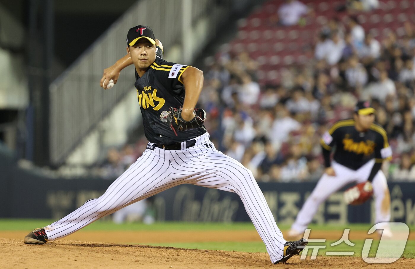 본문 이미지 - 8일 오후 서울 송파구 잠실야구장에서 열린 ‘2024 신한 SOL 뱅크 KBO리그’ LG 트윈스와 두산 베어스의 경기, LG 정우영이 7회말 마운드에 올라 투구하고 있다. 2024.8.8/뉴스1 ⓒ News1 김성진 기자
