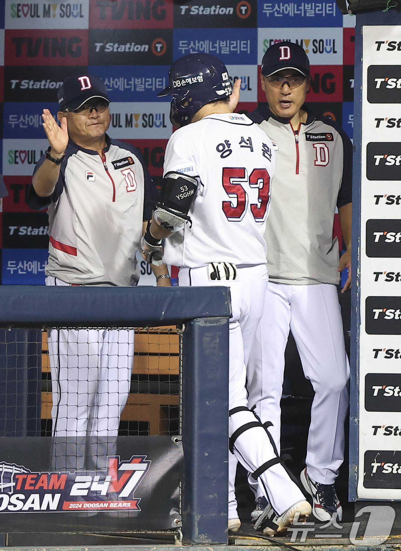 (서울=뉴스1) 김성진 기자 = 8일 오후 서울 송파구 잠실야구장에서 열린 ‘2024 신한 SOL 뱅크 KBO리그’ LG 트윈스와 두산 베어스의 경기, 두산 이승엽 감독이 9회말 …