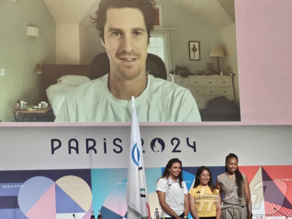 본문 이미지 - IOC 선수위원에 새로 당선된 마커스 다니엘, 엘리슨 펠릭스, 킴 부이, 제시카 폭스(위부터 시계방향으로)가 기념 촬영을 하고 있다. ⓒ News1