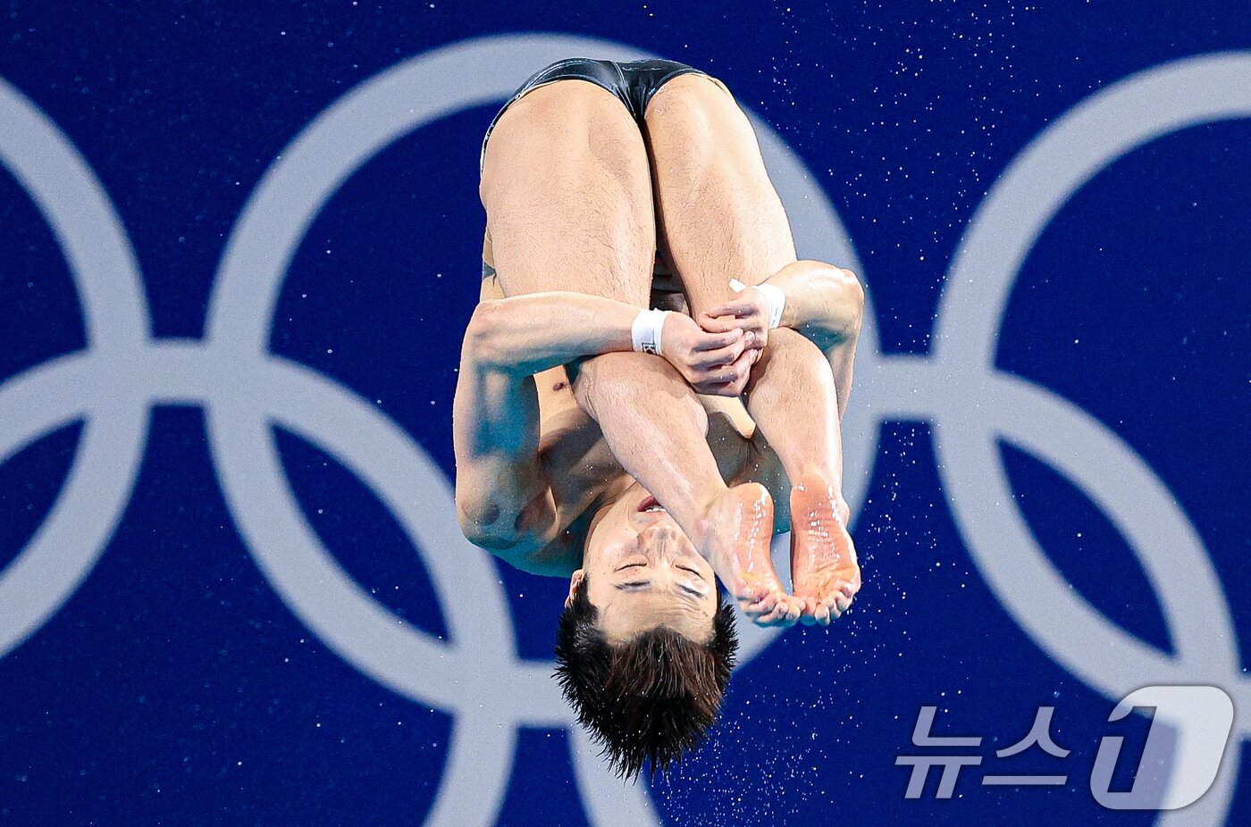 본문 이미지 - 대한민국 다이빙 국가대표팀 우하람 선수가 8일 오후(한국시간) 프랑스 파리 아쿠아틱 센터에서 진행된 2024 파리올림픽 다이빙 남자 3m 스프링보드 결승 경기에 앞서 연습하고 있다. 2024.8.8/뉴스1 ⓒ News1 박정호 기자