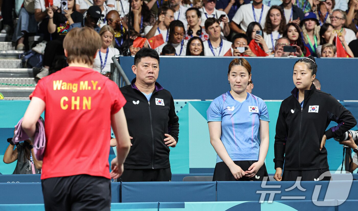 본문 이미지 - 대한민국 탁구 대표팀 신유빈, 이은혜가 8일&#40;한국시간&#41; 프랑스 파리 사우스 파리 아레나 4에서 열린 &#39;2024 파리올림픽&#39; 탁구 여자 단체 준결승 중국과의 경기를 패배한 후 아쉬워 하고 있다. 2024.8.8/뉴스1 ⓒ News1 이동해 기자