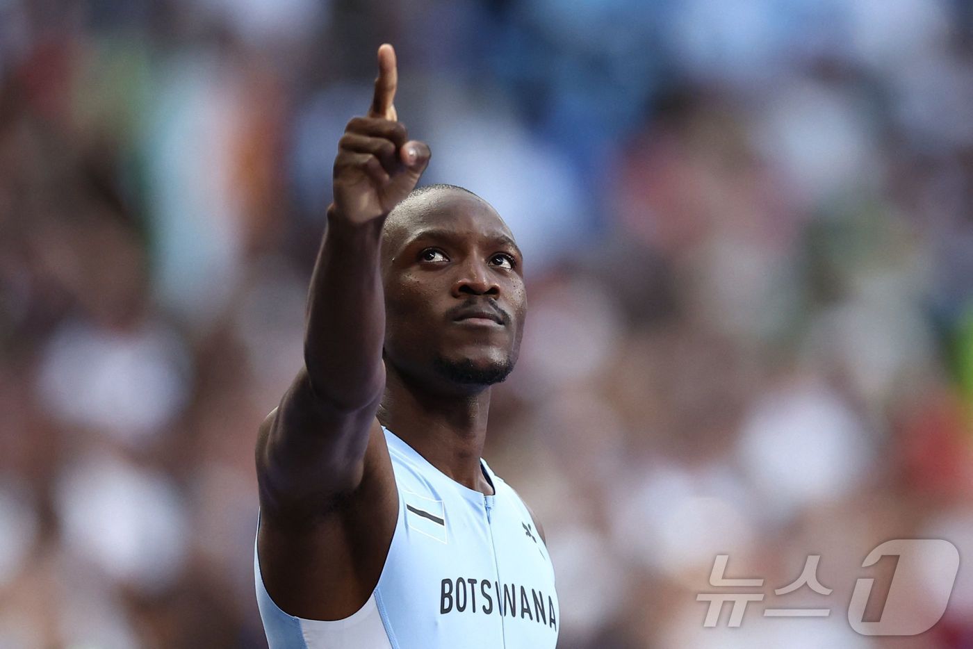 본문 이미지 - 레칠레 테보고가 9일 오전(한국시간) 열린 2024 파리 올림픽 육상 남자 200m에서 금메달을 목에 걸었다. ⓒ AFP=뉴스1
