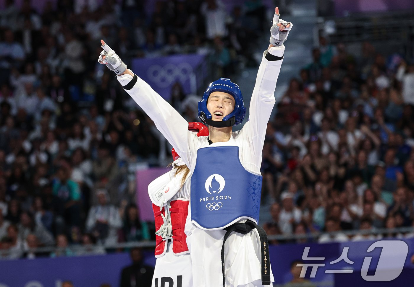 대한민국 태권도 국가대표팀 김유진 선수가 9일&#40;한국시간&#41; 프랑스 파리 그랑 팔레에서 진행된 2024 파리올림픽 태권도 여자 57kg급 결승 경기 이란의 나히드 키야니찬데 선수와의 경기에서 금메달을 확정지은 후 기뻐하고 있다. 2024.8.9/뉴스1 ⓒ News1 이동해 기자