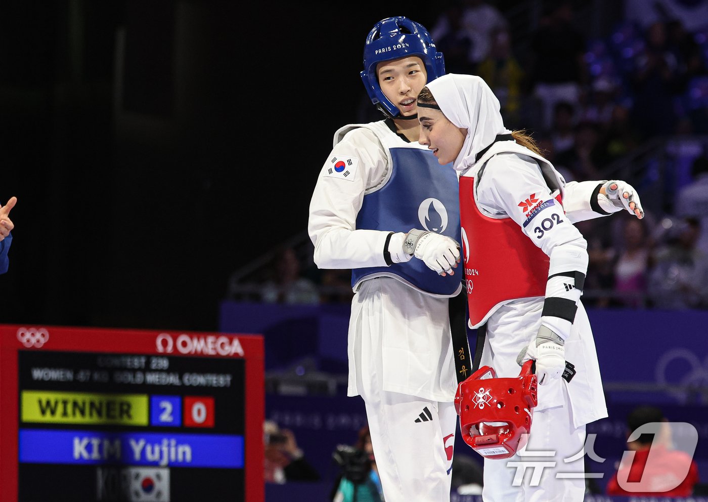 대한민국 태권도 국가대표팀 김유진 선수가 9일&#40;한국시간&#41; 프랑스 파리 그랑 팔레에서 진행된 2024 파리올림픽 태권도 여자 57kg급 결승 경기 이란의 나히드 키야니찬데 선수와의 경기에서 금메달을 확정지은 후 상대선수와 인사하고 있다. 2024.8.9/뉴스1 ⓒ News1 이동해 기자