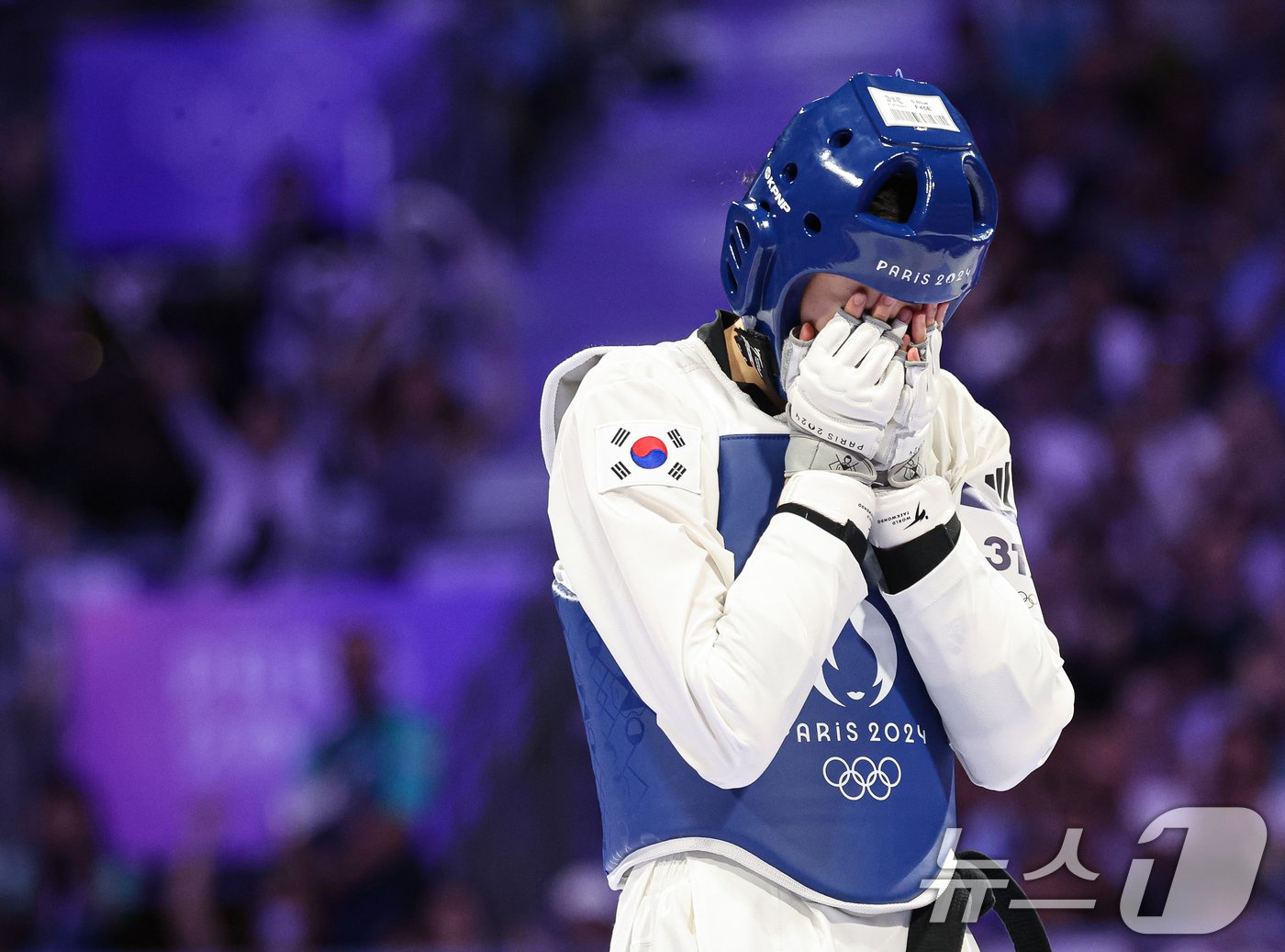 대한민국 태권도 국가대표팀 김유진 선수가 9일&#40;한국시간&#41; 프랑스 파리 그랑 팔레에서 진행된 2024 파리올림픽 태권도 여자 57kg급 결승 경기 이란의 나히드 키야니찬데 선수와의 경기에서 금메달을 확정지은 후 기뻐하고 있다. 2024.8.9/뉴스1 ⓒ News1 이동해 기자