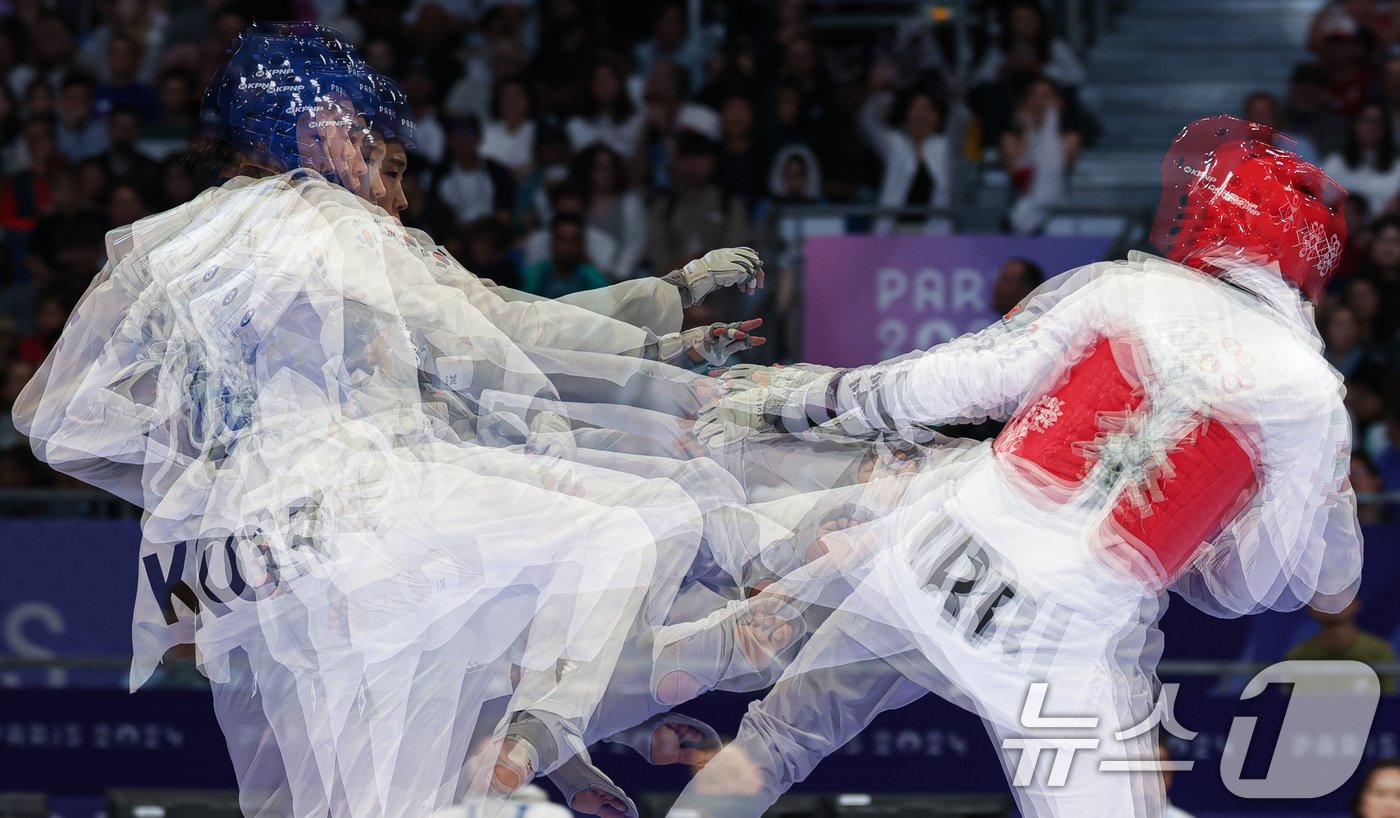 대한민국 태권도 국가대표팀 김유진 선수가 9일&#40;한국시간&#41; 프랑스 파리 그랑 팔레에서 진행된 2024 파리올림픽 태권도 여자 57kg급 결승 경기에서 이란의 나히드 키야니찬데 선수와 자웅을 겨루고 있다. &#40;다중노출&#41; 2024.8.9/뉴스1 ⓒ News1 이동해 기자