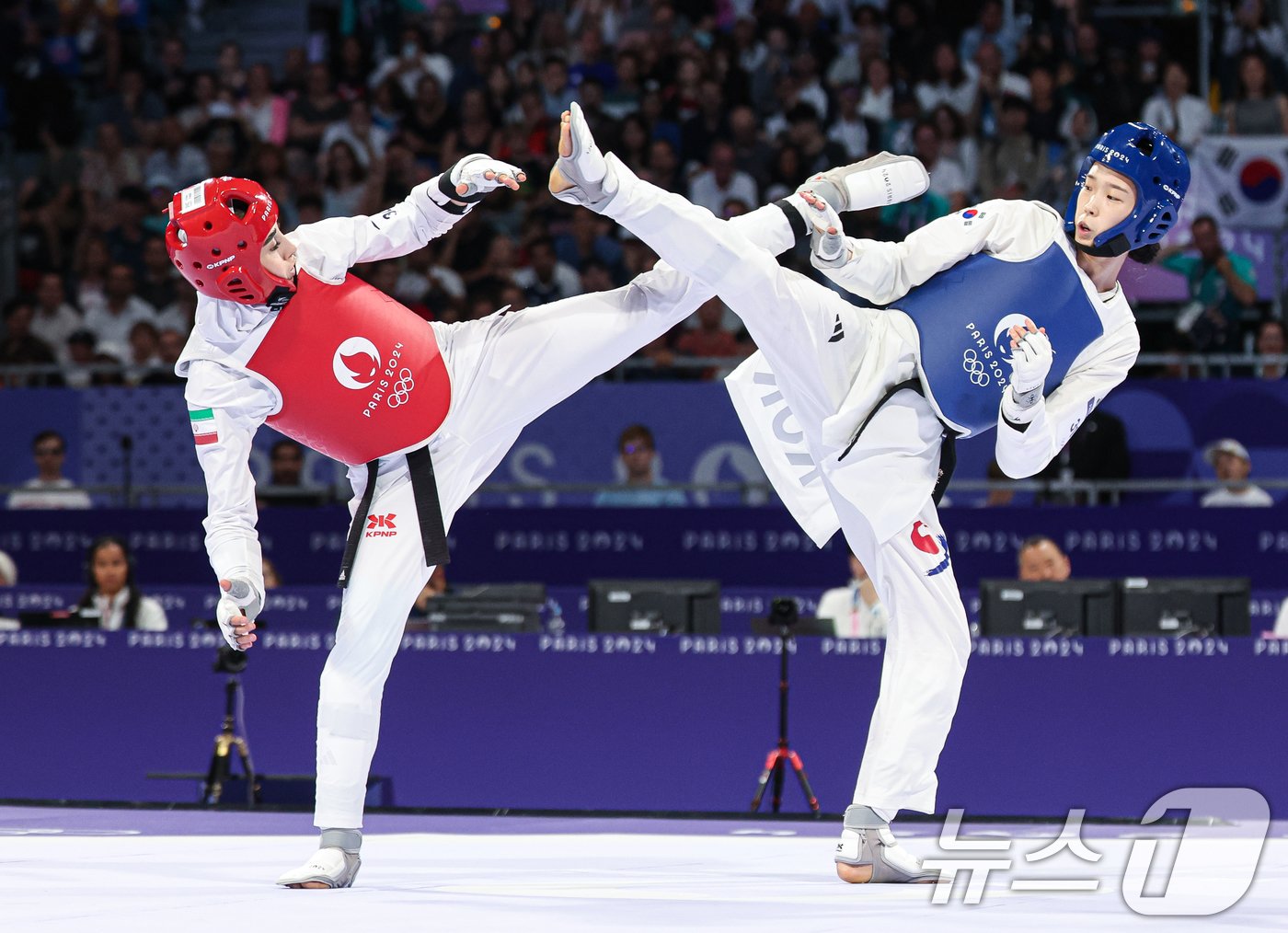 대한민국 태권도 국가대표팀 김유진 선수가 9일&#40;한국시간&#41; 프랑스 파리 그랑 팔레에서 진행된 2024 파리올림픽 태권도 여자 57kg급 결승 경기에서 이란의 나히드 키야니찬데 선수와 자웅을 겨루고 있다. 2024.8.9/뉴스1 ⓒ News1 이동해 기자