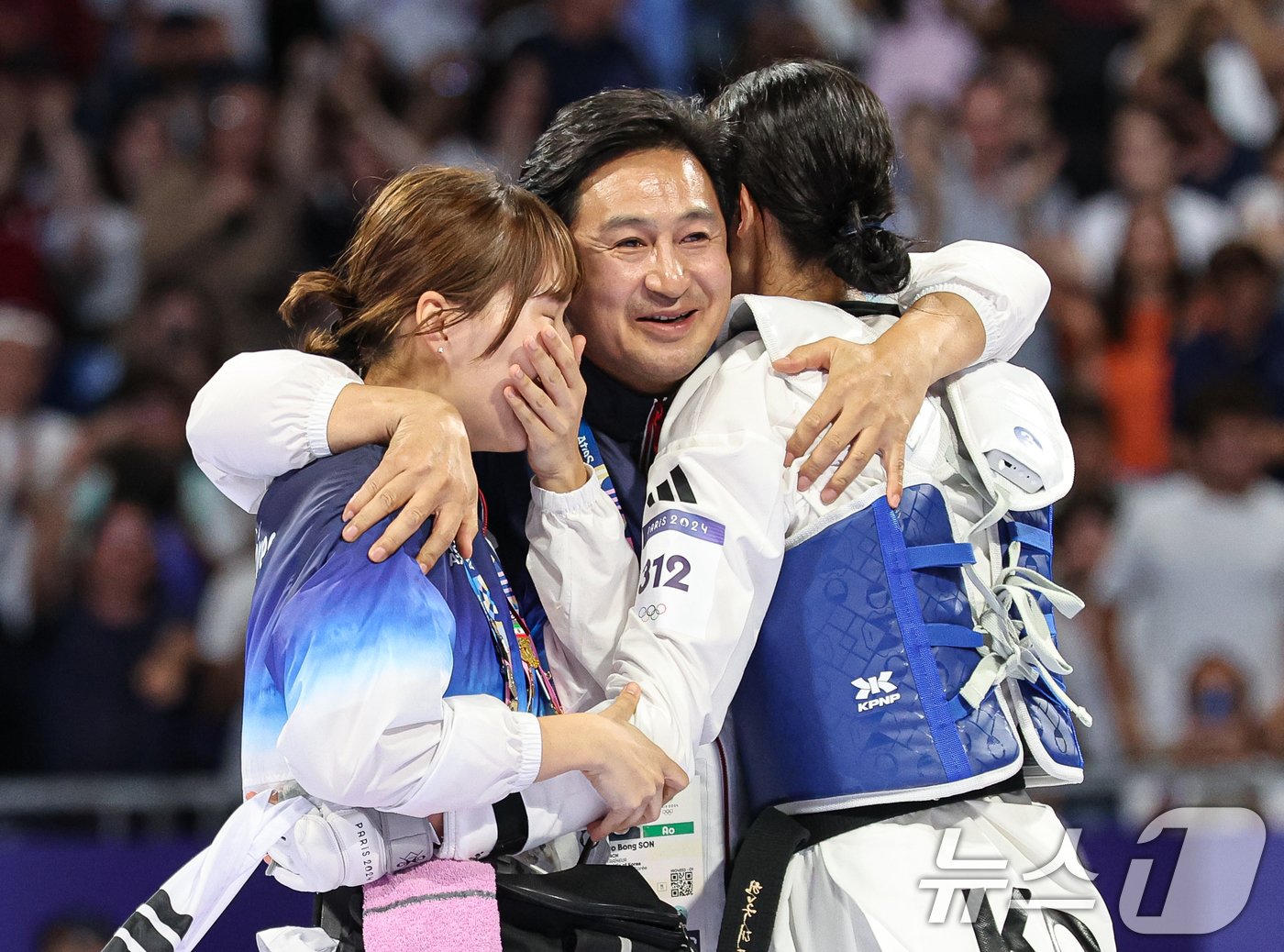 본문 이미지 - 대한민국 태권도 국가대표팀 김유진 선수가 9일&#40;한국시간&#41; 프랑스 파리 그랑 팔레에서 진행된 2024 파리올림픽 태권도 여자 57kg급 결승 경기 이란의 나히드 키야니찬데 선수와의 경기에서 금메달을 확정지은 후 기뻐하고 있다. 2024.8.9/뉴스1 ⓒ News1 이동해 기자