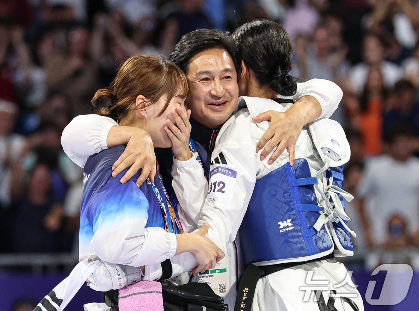 대한민국 태권도 국가대표팀 김유진 선수가 9일&#40;한국시간&#41; 프랑스 파리 그랑 팔레에서 진행된 2024 파리올림픽 태권도 여자 57kg급 결승 경기 이란의 나히드 키야니찬데 선수와의 경기에서 금메달을 확정지은 후 기뻐하고 있다. 2024.8.9/뉴스1 ⓒ News1 이동해 기자