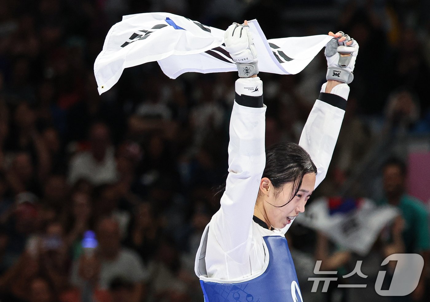 대한민국 태권도 국가대표팀 김유진 선수가 9일&#40;한국시간&#41; 프랑스 파리 그랑 팔레에서 진행된 2024 파리올림픽 태권도 여자 57kg급 결승 경기 이란의 나히드 키야니찬데 선수와의 경기에서 금메달을 확정지은 후 기뻐하고 있다. 2024.8.9/뉴스1 ⓒ News1 이동해 기자