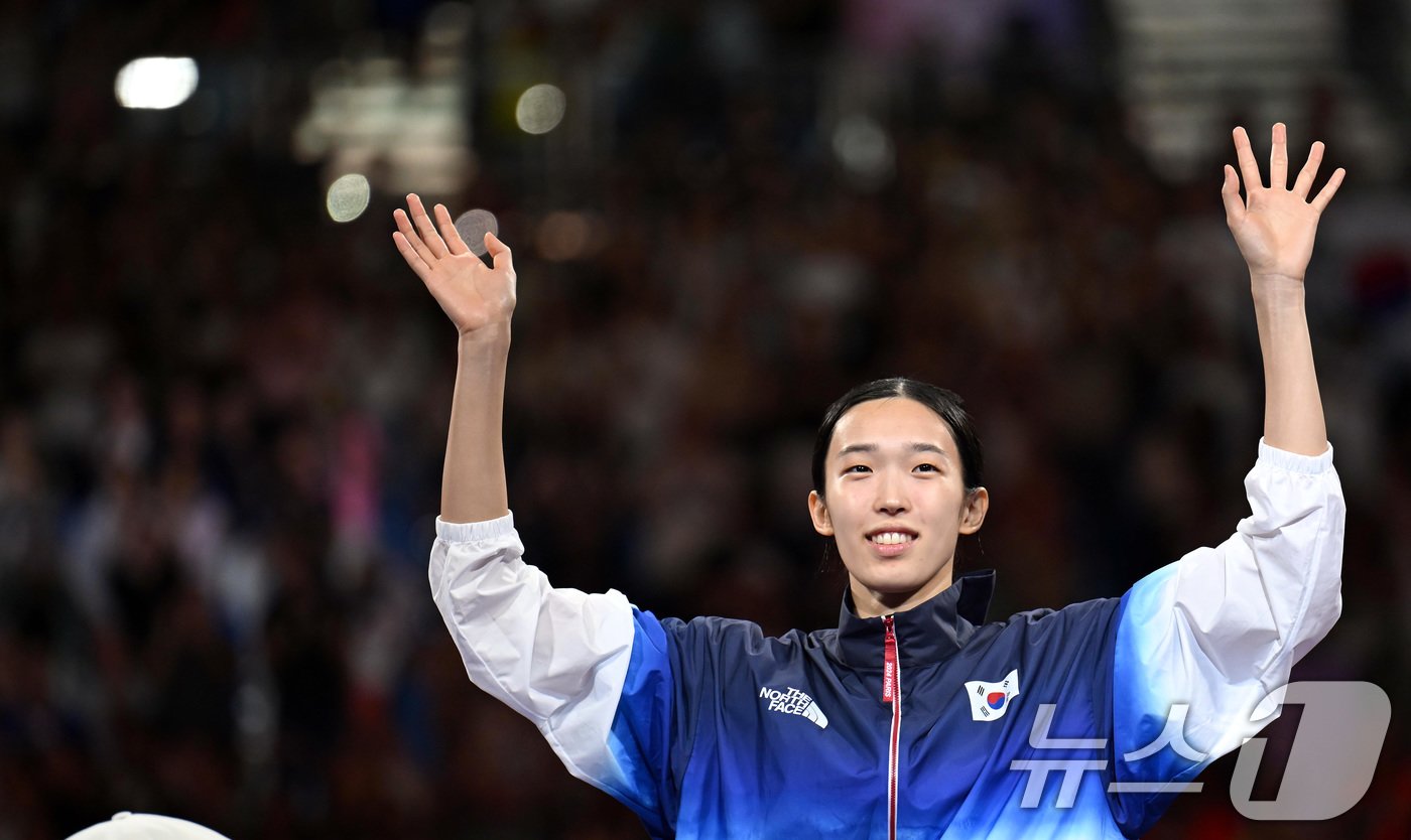 금메달을 수확한 대한민국 태권도 국가대표팀 김유진이 9일&#40;한국시간&#41; 프랑스 파리 그랑 팔레에서 열린 2024 파리올림픽 여자 57kg급 시상식에서 손을 흔들고 있다. &#40;공동취재&#41; 2024.8.9/뉴스1 ⓒ News1 이동해 기자