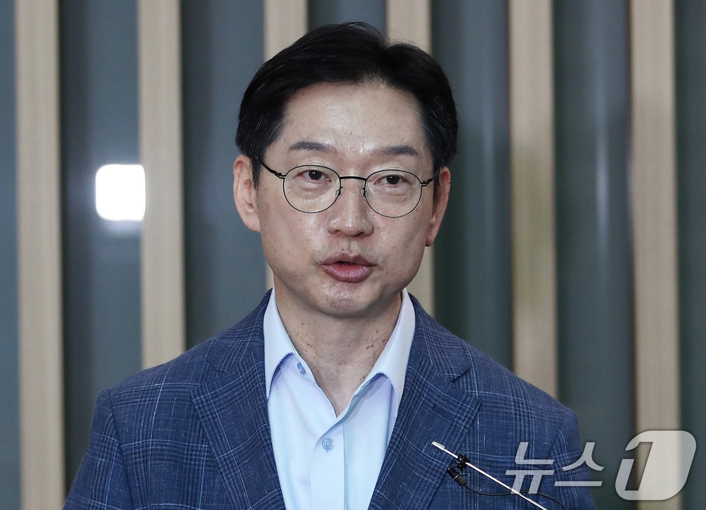 법무부 사면심사위원회가 올해 &#39;광복절 특별사면 및 복권&#39; 대상자 명단에 김경수 전 경남지사와 조윤선 전 청와대 정무수석을 포함한 것으로 알려졌다. 사진은 지난 6월14일 런던으로 출국하며 입장 밝히는 김경수 전 경남지사. &#40;뉴스1 DB&#41;2024.8.9/뉴스1