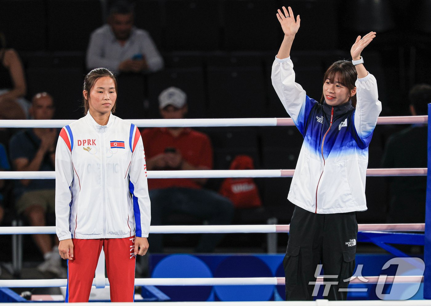 본문 이미지 - 대한민국 복싱 대표팀 임애지 선수가 9일(한국시간) 프랑스 파리 노스 파리 아레나에서 진행된 복싱 여자 54kg급 시상식에서 손을 흔들며 인사하고 있다. 2024.8.9/뉴스1 ⓒ News1 박정호 기자