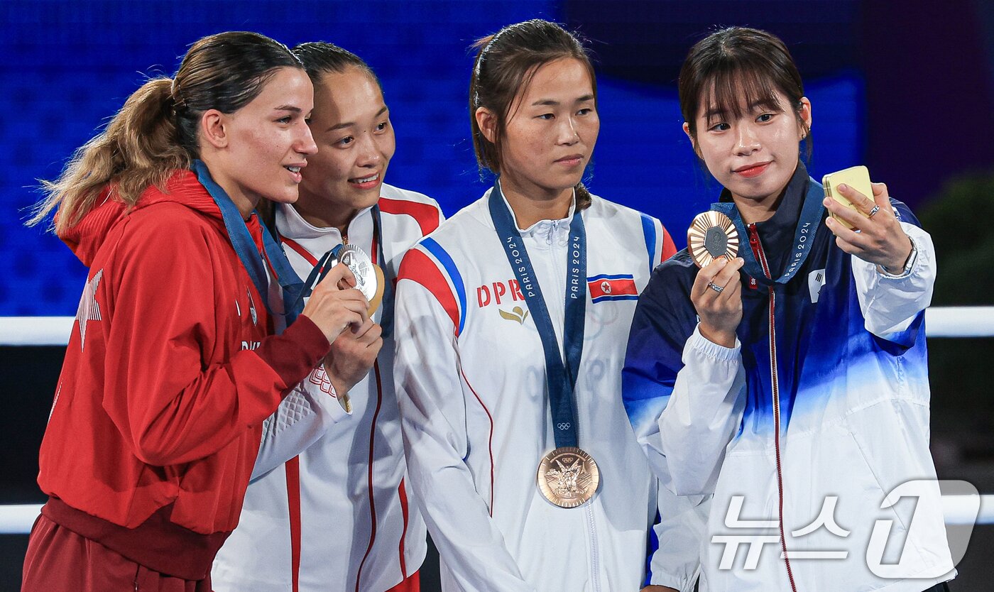본문 이미지 - 대한민국 복싱 대표팀 임애지 선수가 9일&#40;한국시간&#41; 프랑스 파리 노스 파리 아레나에서 진행된 복싱 여자 54kg급 시상식에서 선수들과 빅토리 셀피를 촬영하고 있다. 왼쪽부터 튀르키예 해티스 아크바스&#40;은메달&#41;, 중국 장위안&#40;금메달&#41;, 북한 방철미&#40;동메달&#41;, 임애지. 2024.8.9/뉴스1 ⓒ News1 박정호 기자