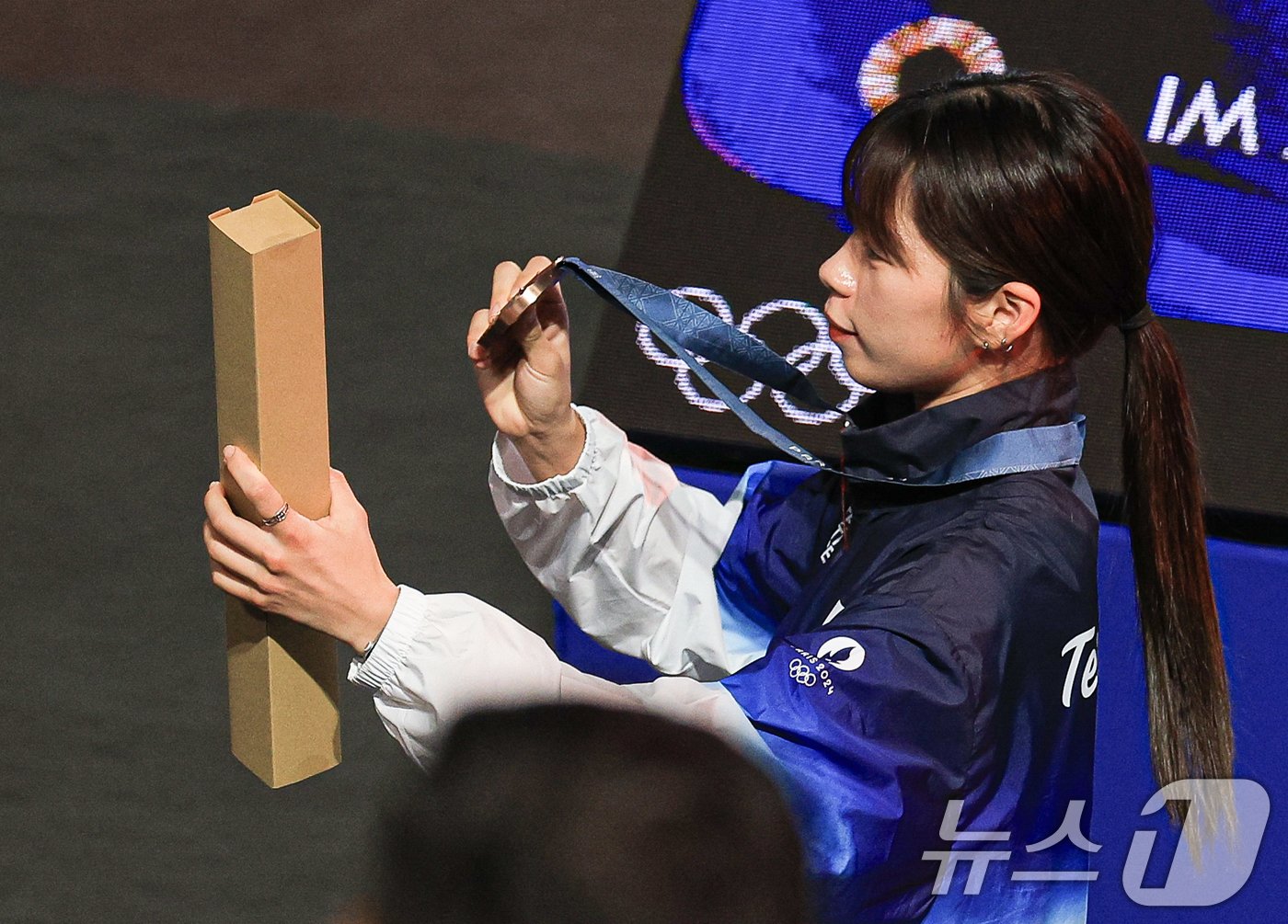 본문 이미지 - 대한민국 복싱 대표팀 임애지 선수가 9일(한국시간) 프랑스 파리 노스 파리 아레나에서 진행된 복싱 여자 54kg급 시상식을 마친 후 관중들을 향해 메달을 들어보이고 있다. 2024.8.9/뉴스1 ⓒ News1 박정호 기자