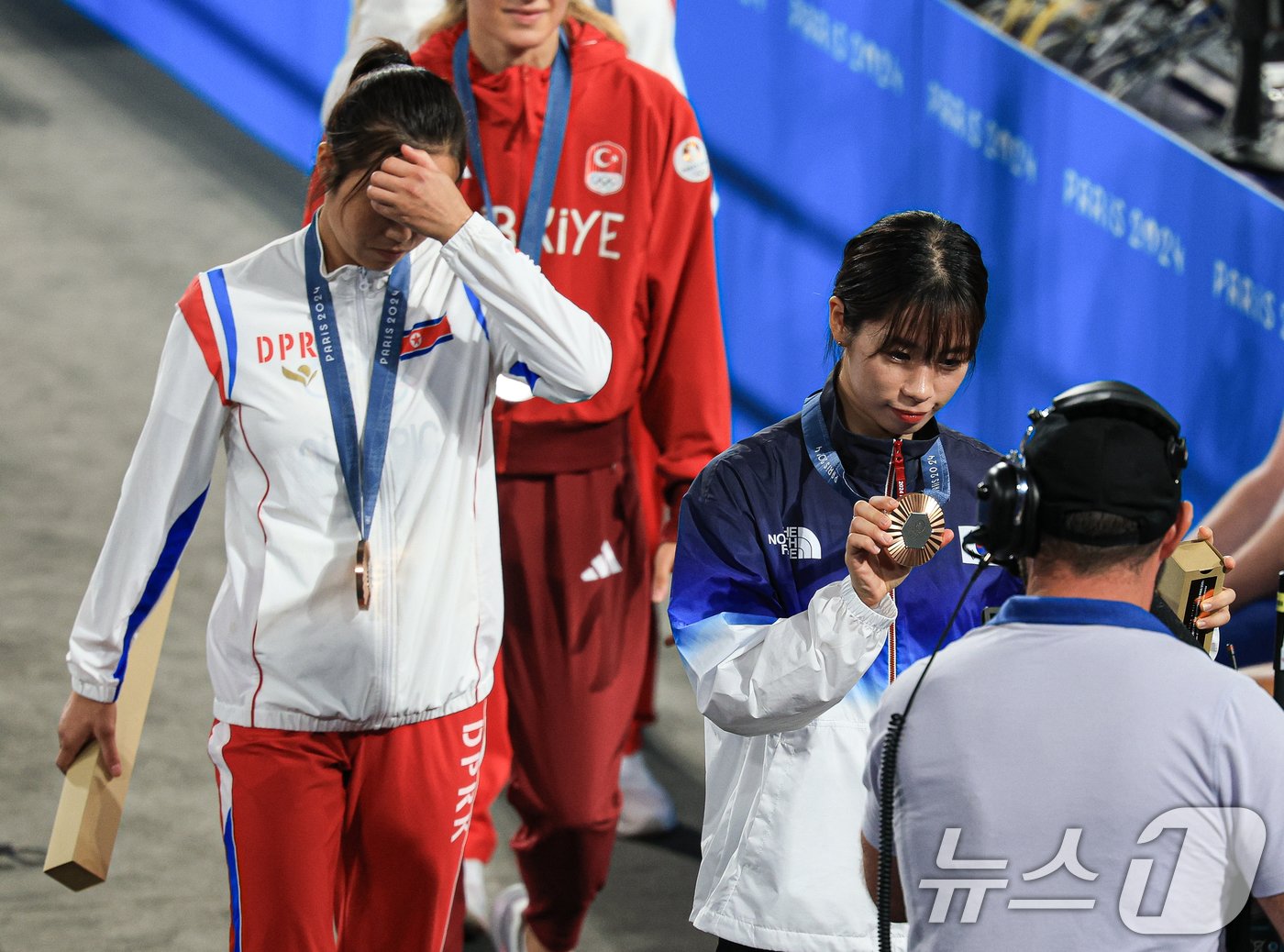 대한민국 복싱 대표팀 임애지 선수와 북한 방철미 선수가9일&#40;한국시간&#41; 프랑스 파리 노스 파리 아레나에서 진행된 복싱 여자 54kg급 시상식을 마친 후 경기장을 나서고 있다. 2024.8.9/뉴스1 ⓒ News1 박정호 기자