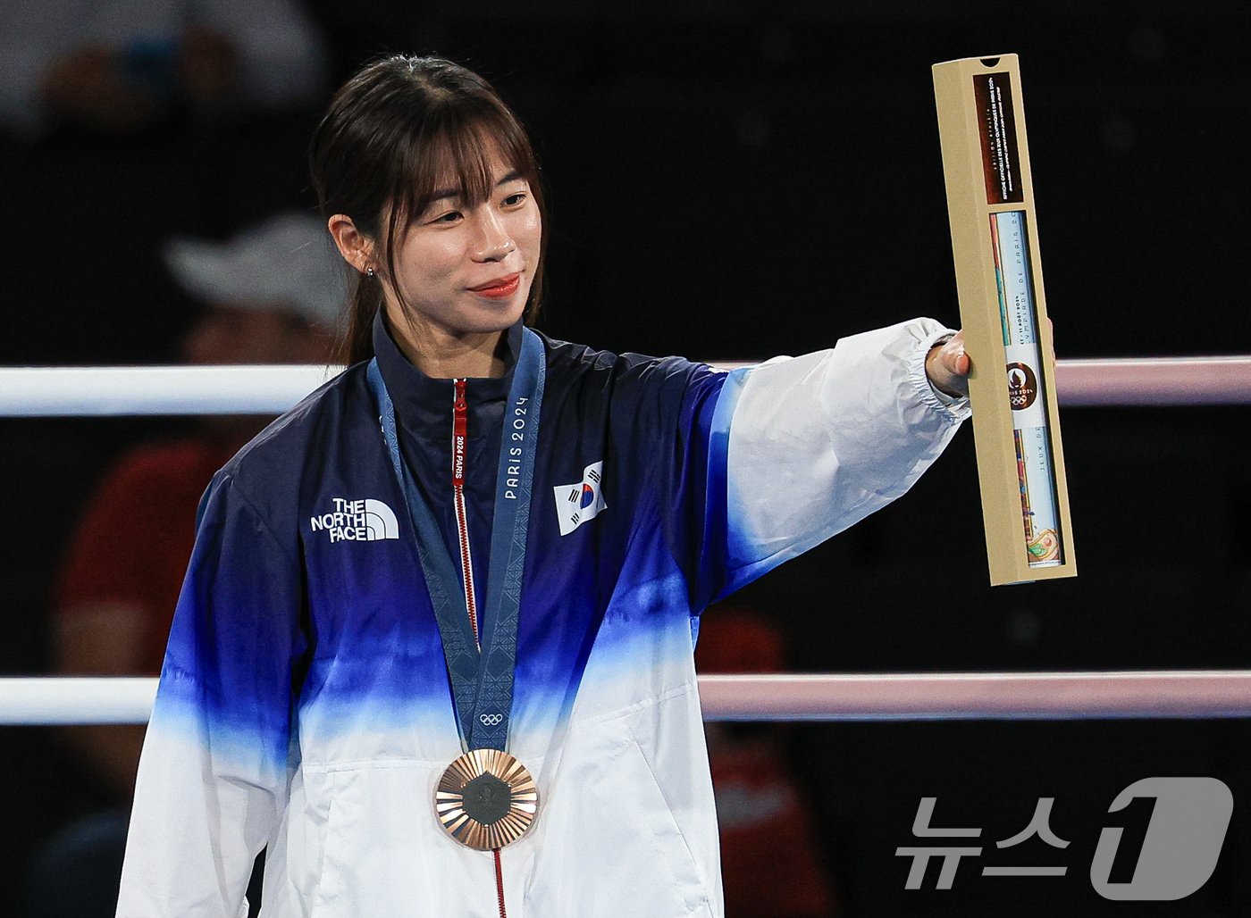 본문 이미지 - 대한민국 복싱 대표팀 임애지 선수가 9일&#40;한국시간&#41; 프랑스 파리 노스 파리 아레나에서 진행된 복싱 여자 54kg급 시상식에서 미소를 짓고 있다. 2024.8.9/뉴스1 ⓒ News1 박정호 기자