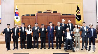 본문 이미지 - 응웬 반 록(Nguyễn Văn Lộc) 베트남 빈증성 인민의회 의장을 비롯한 빈증성 대표단 11명이 8일 대전시의회를 방문해 의회본회의장에서 조원휘 의장 등 의장단과 기념촬영을 하고 있다.(대전시의회 제공)/뉴스1 ⓒ News1 김경훈 기자