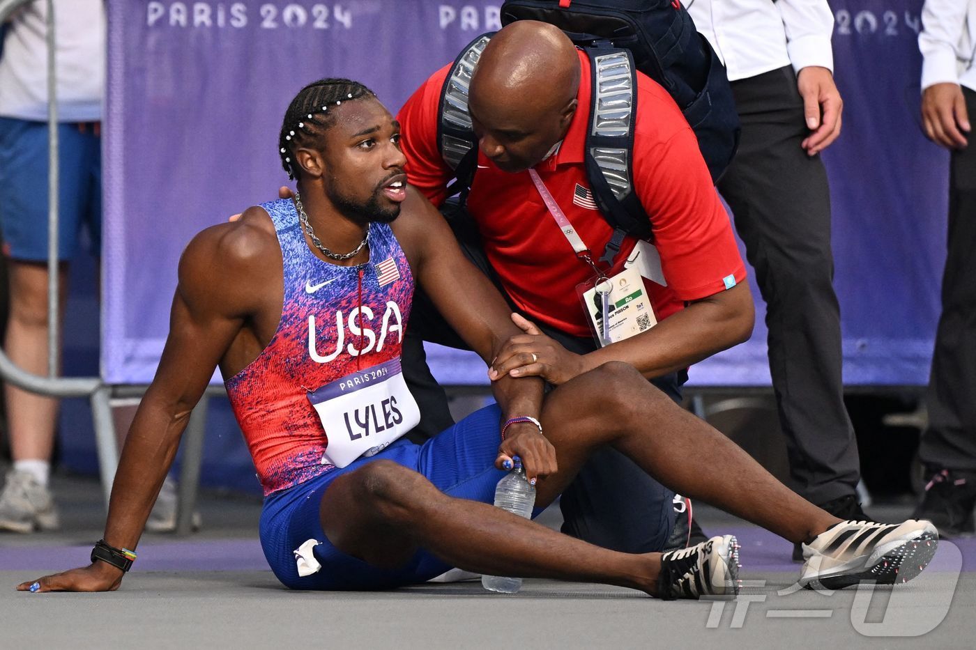 노아 라일스가 200m 결선 후 힘겨워하고 있다. ⓒ AFP=뉴스1