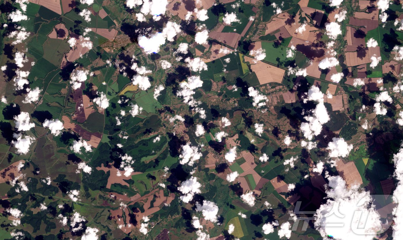 본문 이미지 - 우크라이나군이 러시아 본토를 처음으로 침공한 6일(현지시간) 러시아 쿠르스크주(州) 남부 수젠스키구(區)의 국경 마을 수드자를 지키는 국경 검문소가 파괴되는 모습이 위성 사진으로 포착됐다. 2024.08.06. ⓒ 로이터=뉴스1 ⓒ News1 김성식 기자